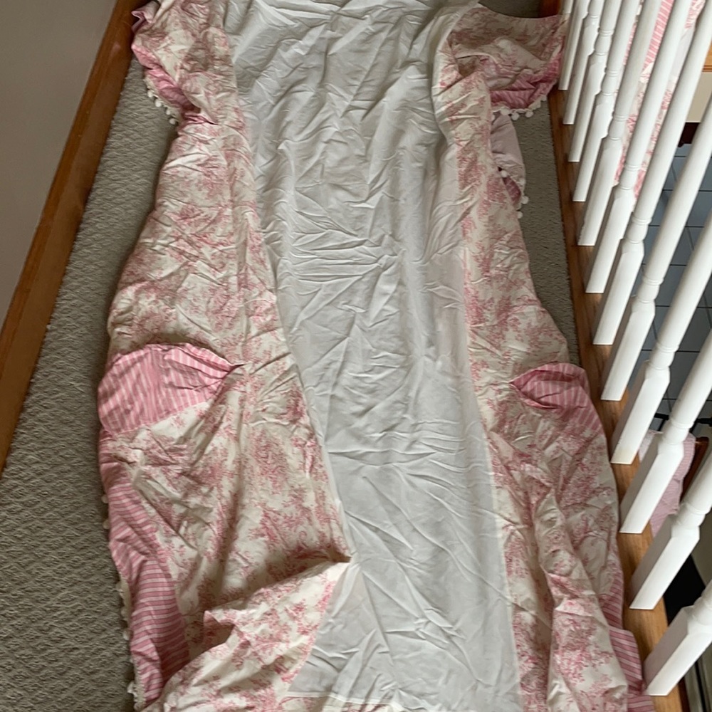 Twin bed skirt, 2 pillow shams